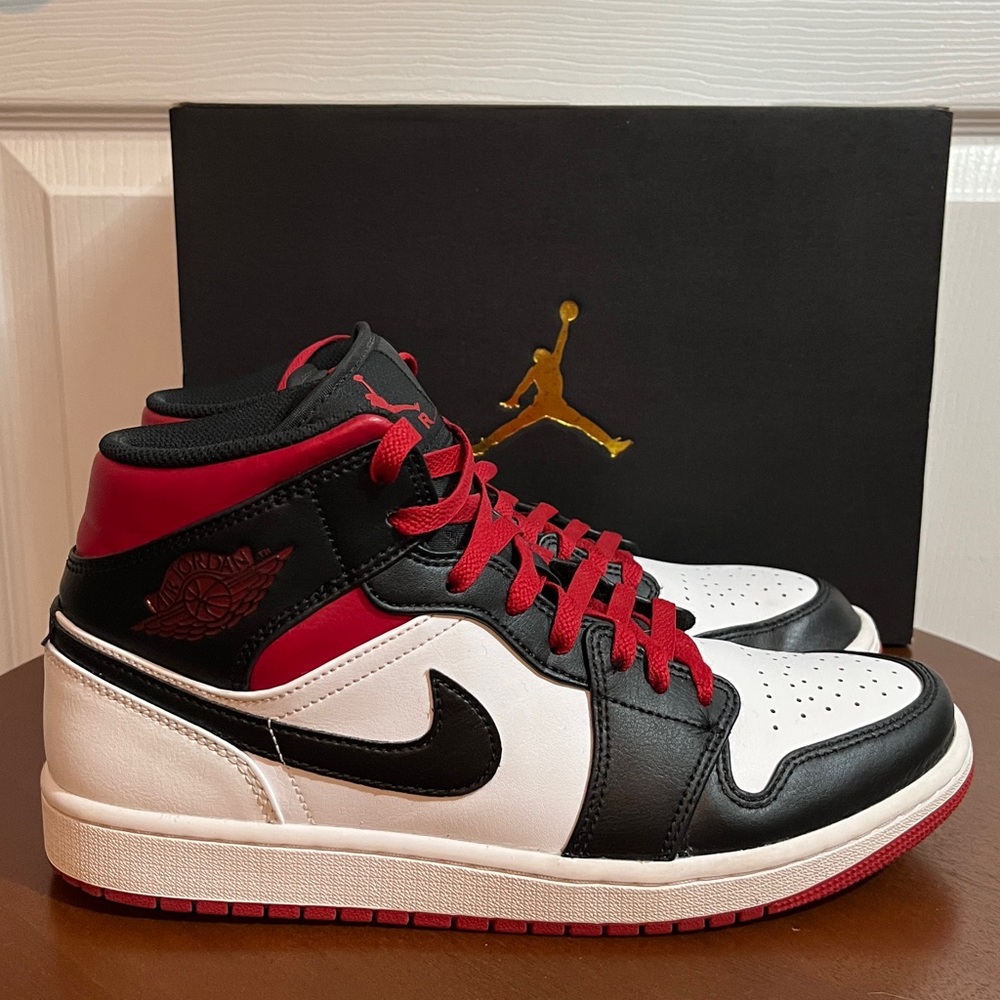 Jordan Nike Sneakers (Men's Size: 9)